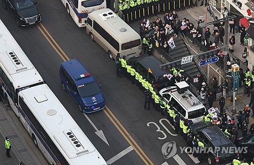 헌법재판소 나서는 윤 대통령 차량