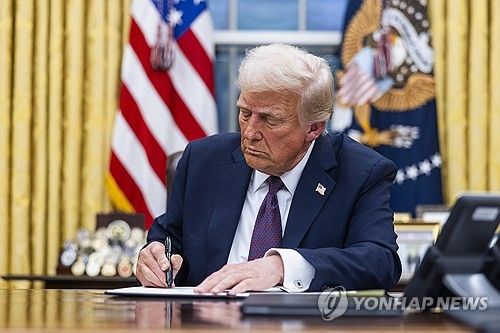 행정명령에 서명하는 트럼프 미국 대통령