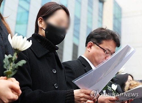 입장문 발표하는 '주호민 아들 정서학대' 1심 유죄 특수교사