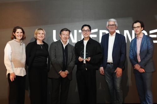 유니프랑스 배급상을 수상한 유현택 그린나래미디어 대표(오른쪽에서 세번째)