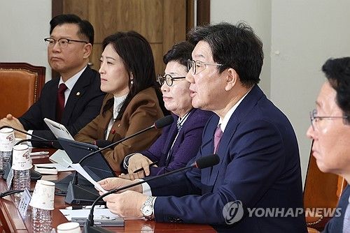 비대위 회의서 발언하는 권성동 원내대표