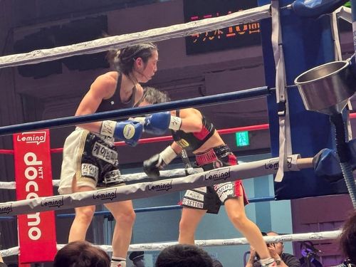 혼신의 힘을 다해 상대를 공격하는 서려경(왼쪽)