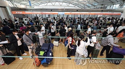 승객들로 붐비는 인천공항 체크인 카운터