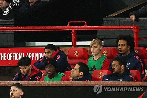 벤치에서 경기를 지켜보는 마커스 래시퍼드