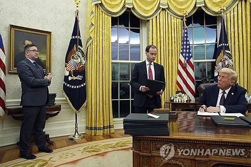 백악관 집무실에서 행정명령 서명하는 트럼프