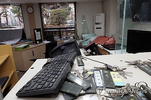 폭력이 휩쓸고 지나간 서부지법