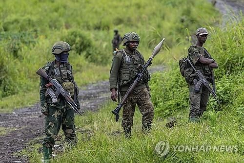 민주콩고 동부에서 정부군과 싸우는 M23 반군 대원