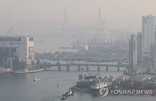 뿌옇게 보이는 부산 북항
