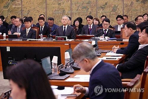 문화체육관광위원회 전체회의 참석한 유인촌 장관