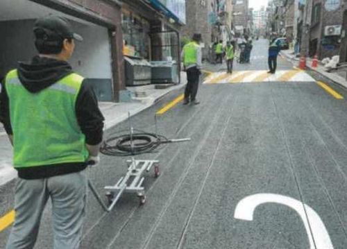 결빙 취약구간에 열선을 설치하는 모습