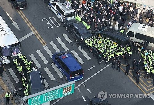 헌법재판소 향하는 윤 대통령 호송차량