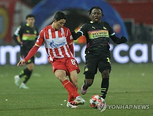 볼을 다투는 즈베즈다의 설영우