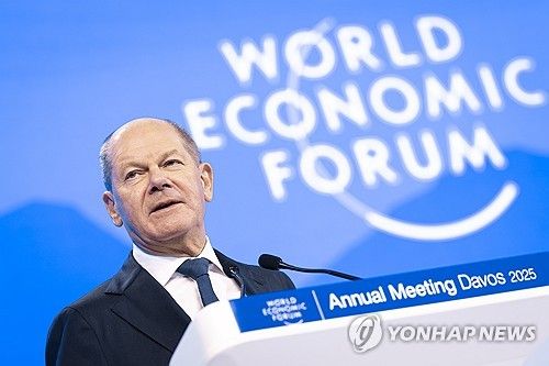 연설하는 올라프 숄츠 독일 총리