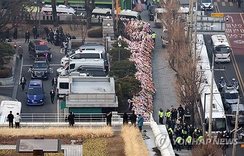 헌법재판소 나서는 윤석열 대통령 차량