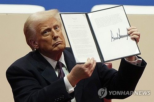 지지자들 앞에서 행정명령 서명한 트럼프 