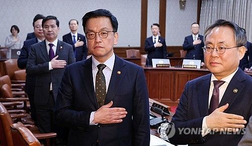 국기에 경례하는 최 권한대행