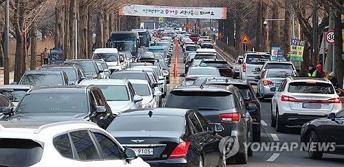 성묘객들로 붐비는 인천가족공원