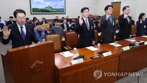 국회 환노위서 증인 선서하는 강한승 쿠팡 대표