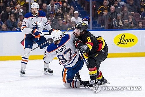 코너 갈랜드와 충돌하는 코너 맥데이비드(왼쪽)