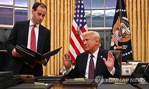 행정명령에 서명하는 트럼프