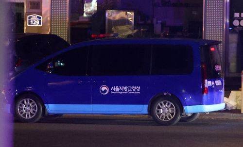 국군서울지구병원 나가는 윤석열 대통령 탑승 추정 호송차