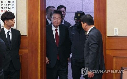 윤석열 대통령과 김성훈 경호처 차장
