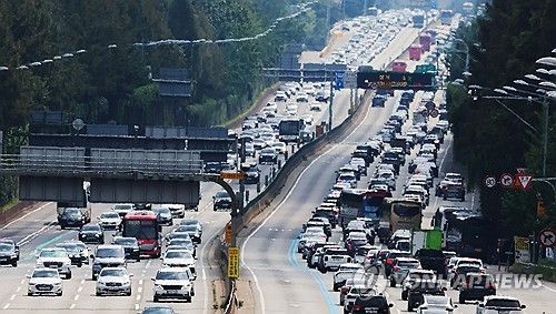작년 추석 귀경 차들로 혼잡한 고속도로