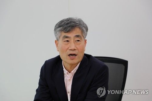 연합뉴스와 인터뷰 중인 최연혁 스웨덴 린네 대학교 정치학 교수