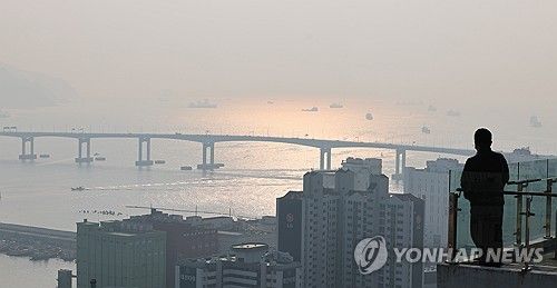 초미세먼지로 뿌옇게 보이는 부산 남항