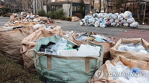 설 연휴 동안 쌓인 재활용 쓰레기
