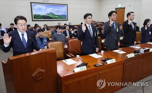 국회 환노위서 증인 선서하는 강한승 쿠팡 대표
