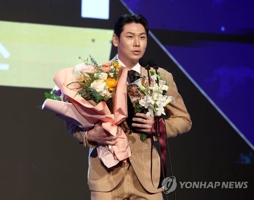 2024 KBO 타자 출루율상 받은 LG 홍창기