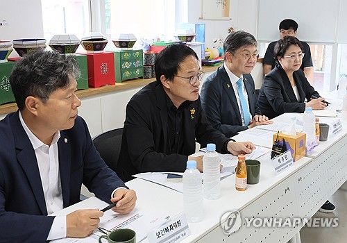 인사말 하는 박주민 국회 보건복지위원장