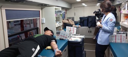 헌혈에 참여한 전국동포총연합회 회원들 