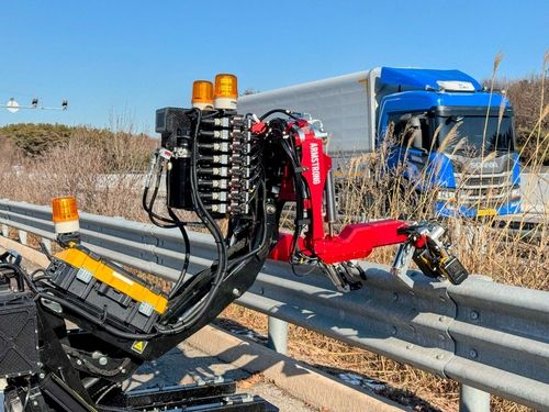 고속도로에서 보수 작업하는 암스트롱 로봇