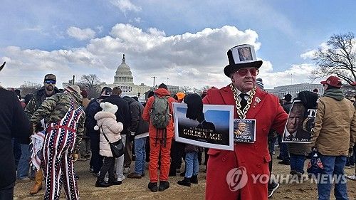 미국 국회의사당 앞에 모인 트럼프 대통령 지지자들
