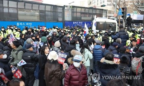 헌재 인근에 모인 윤 대통령 지지자들