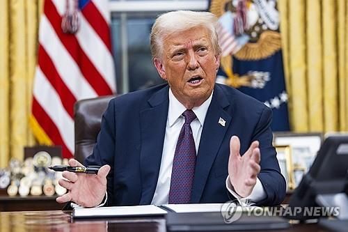 각종 행정명령에 서명하는 트럼프 대통령