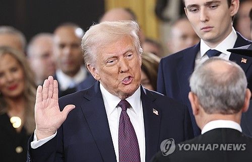 선서하는 트럼프. [AP=연합뉴스]