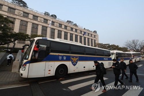 차벽 세워진 헌법재판소 안