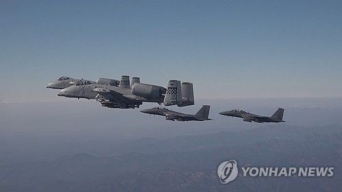 미 공군 A-10(왼쪽) 공격기