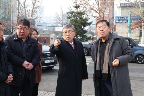 헌법재판소 인근 초등학교 통학로 안전을 점검하는 정근식 서울시교육감. 2025.01.21. [서울시교육청 제공]