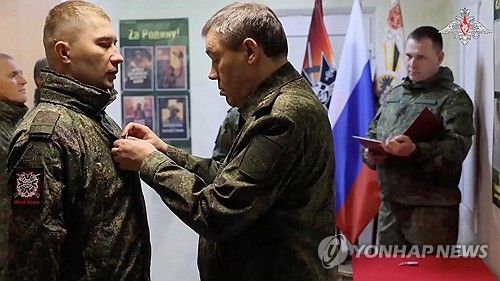 우크라이나 동부 지휘소 방문한 발레리 게라시모프 러시아 총참모장