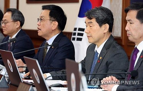 최상목 권한대행 발언 듣는 이주호 부총리