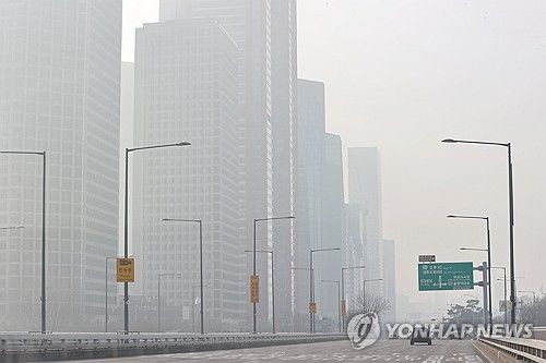 미세먼지로 뿌옇게 보이는 서울
