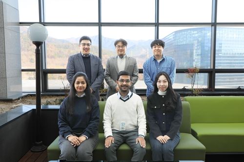 김회준(사진 뒷줄 맨 왼쪽) 교수·정순문(사진 가운데) 박사와 연구팀