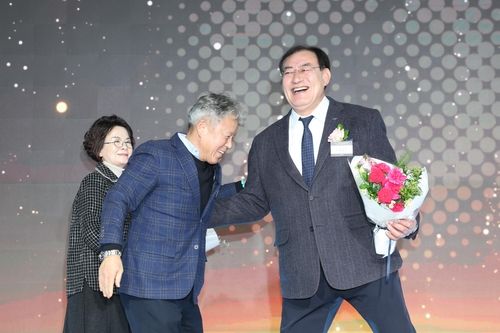 2019년 헌액자인 엄홍길 대장에게 축하받는 하형주 이사장(오른쪽)