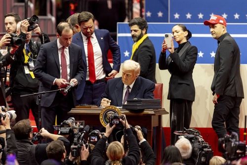  취임 첫날 행정명령에 서명하는 도널드 트럼프 미국 대통령