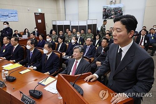 질의에 답하는 김성훈 경호차장