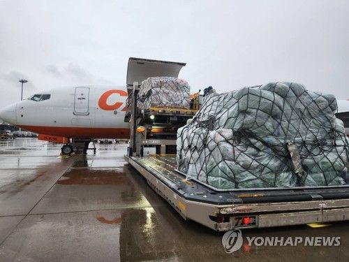 화물 싣고 있는 제주항공 화물기